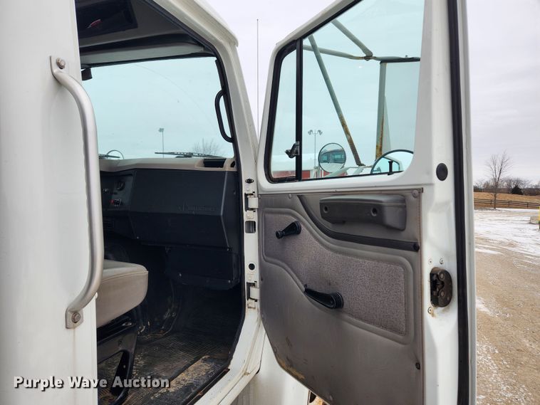 image for item KT9415 2001 International 4900  rollback truck