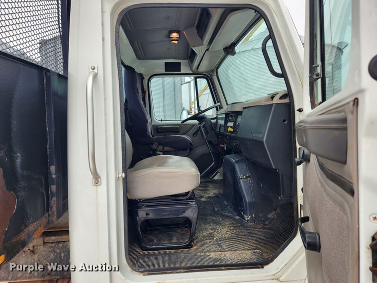 image for item KT9415 2001 International 4900  rollback truck