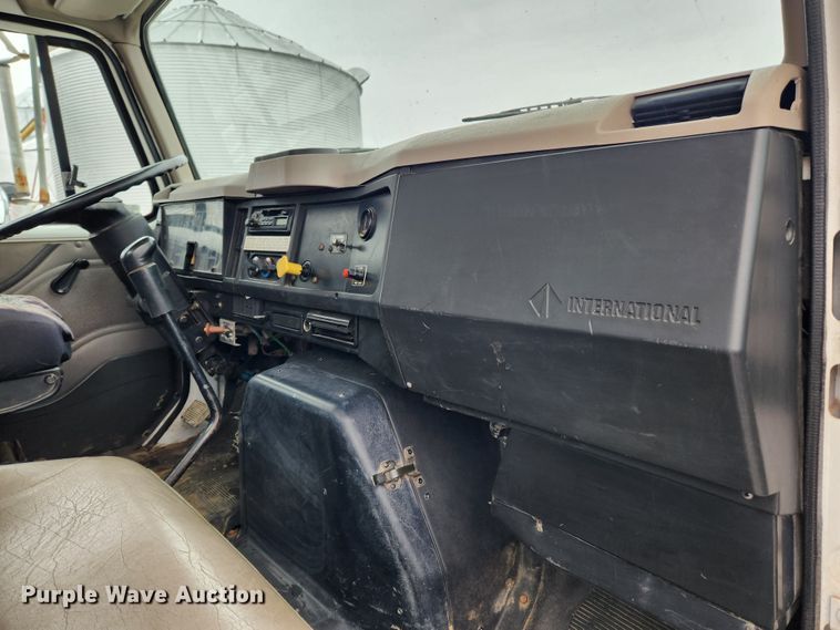 image for item KT9415 2001 International 4900  rollback truck