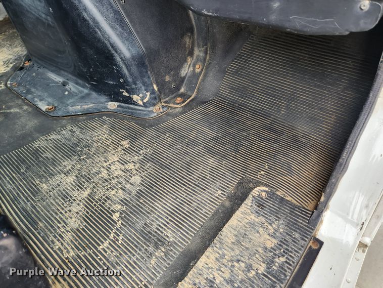 image for item KT9415 2001 International 4900  rollback truck