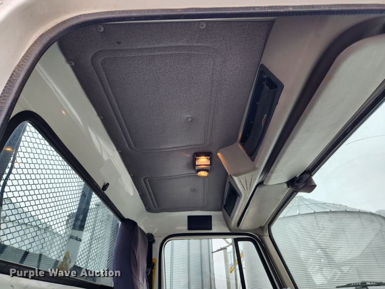 image for item KT9415 2001 International 4900  rollback truck