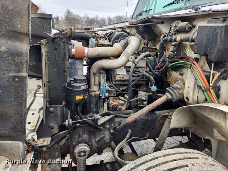 image for item KT9415 2001 International 4900  rollback truck