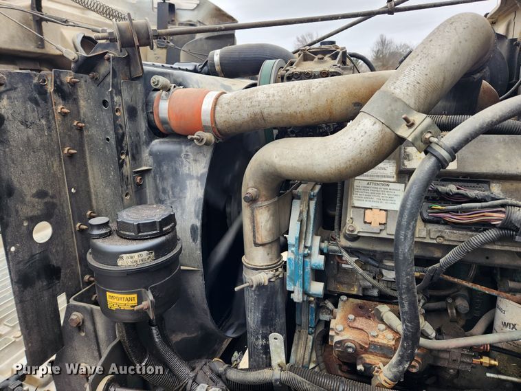 image for item KT9415 2001 International 4900  rollback truck