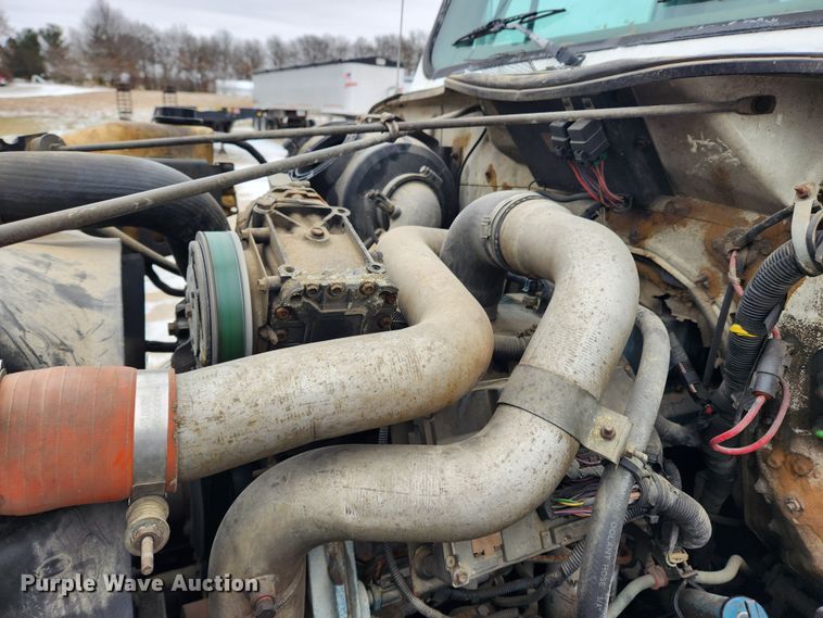 image for item KT9415 2001 International 4900  rollback truck