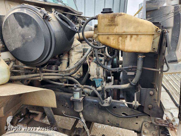 image for item KT9415 2001 International 4900  rollback truck