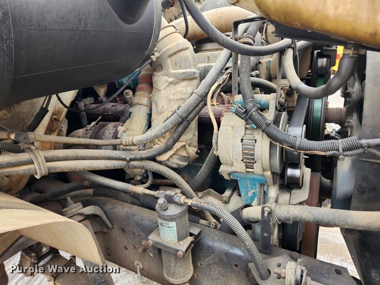 image for item KT9415 2001 International 4900  rollback truck