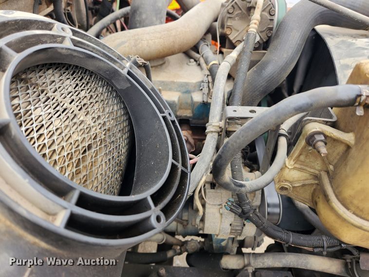 image for item KT9415 2001 International 4900  rollback truck