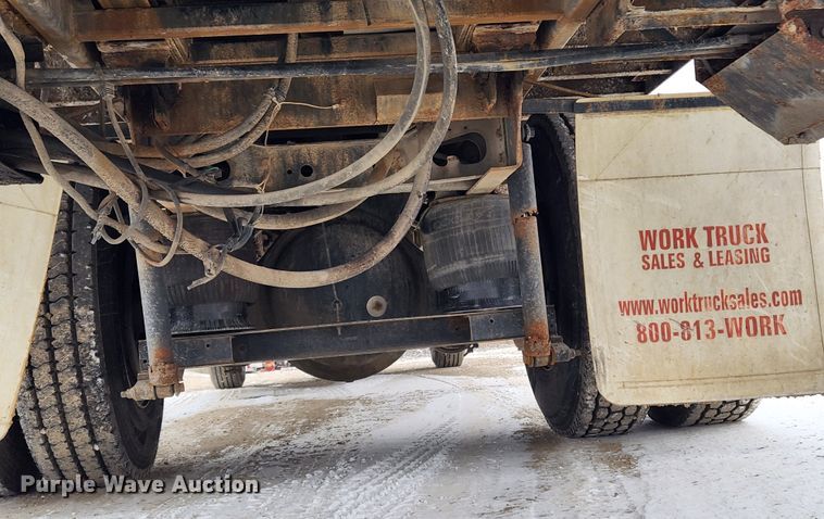 image for item KT9415 2001 International 4900  rollback truck