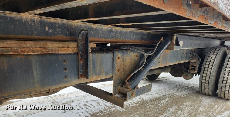 image for item KT9415 2001 International 4900  rollback truck