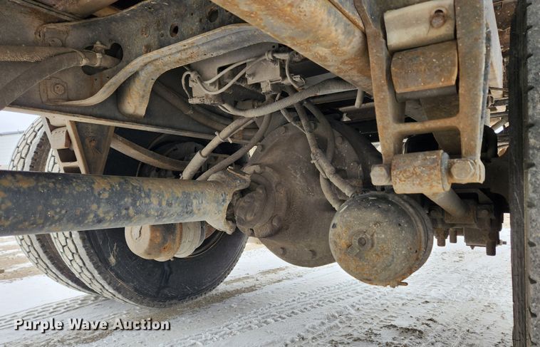 image for item KT9415 2001 International 4900  rollback truck