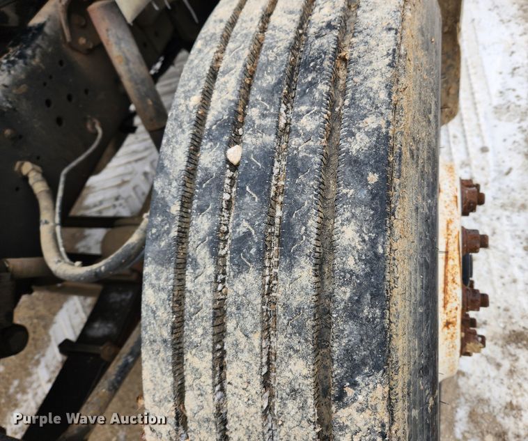 image for item KT9415 2001 International 4900  rollback truck