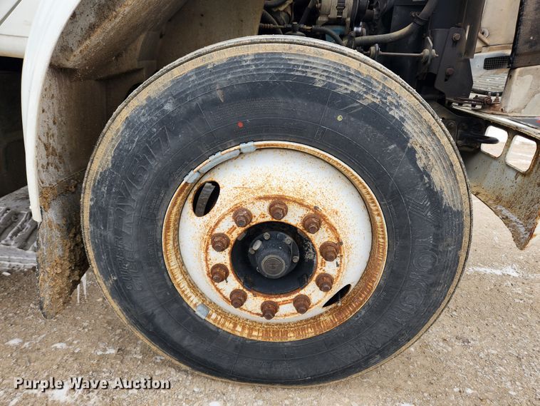 image for item KT9415 2001 International 4900  rollback truck