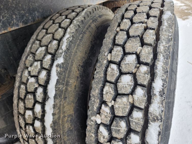 image for item KT9415 2001 International 4900  rollback truck