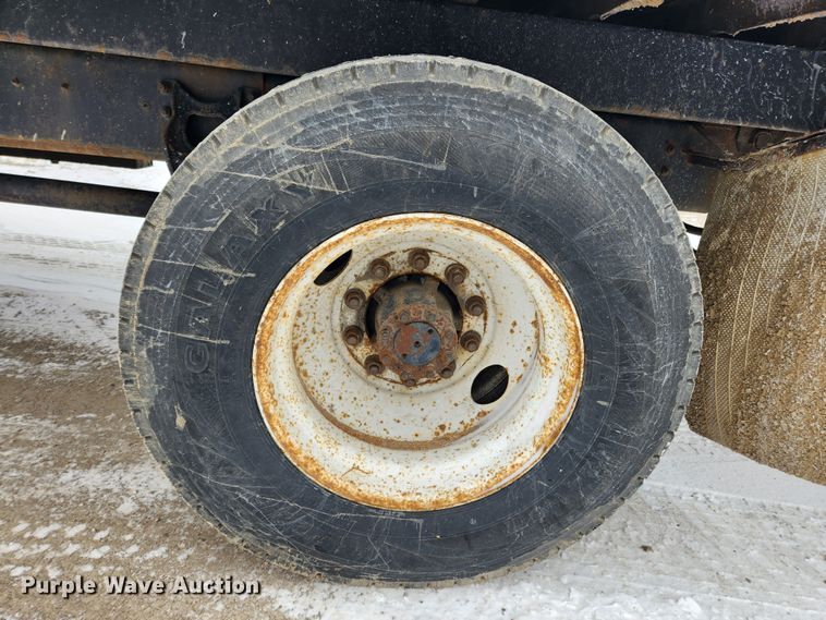 image for item KT9415 2001 International 4900  rollback truck