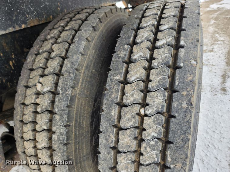 image for item KT9415 2001 International 4900  rollback truck