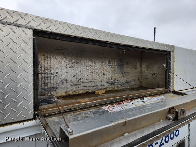 image for item KT9562 1999 Ford F450 Super Duty XLT  utility / service truck