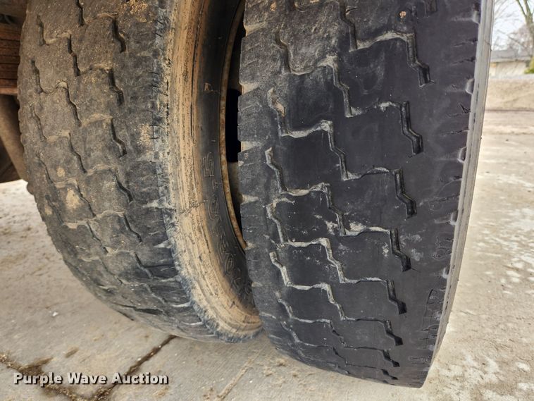 image for item KT9562 1999 Ford F450 Super Duty XLT  utility / service truck