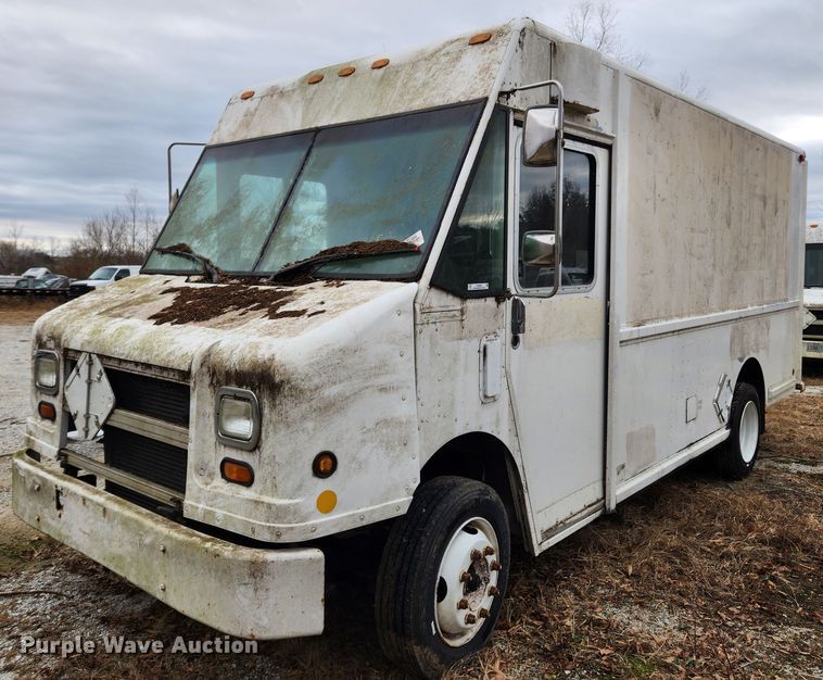 image for item KT9600 2000 Freightliner MT45  delivery van