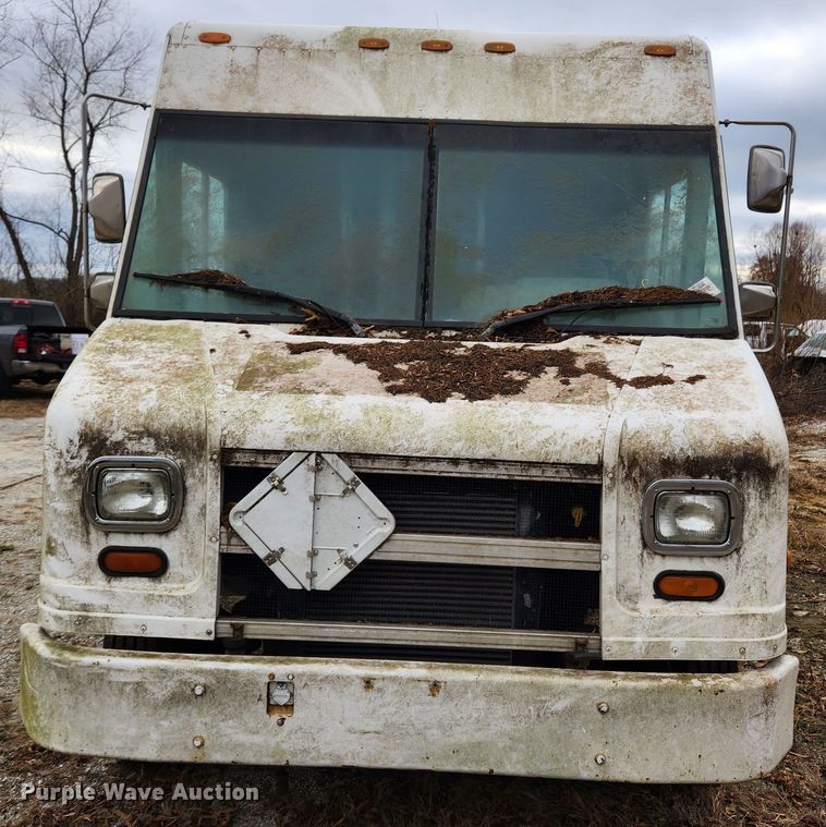 image for item KT9600 2000 Freightliner MT45  delivery van