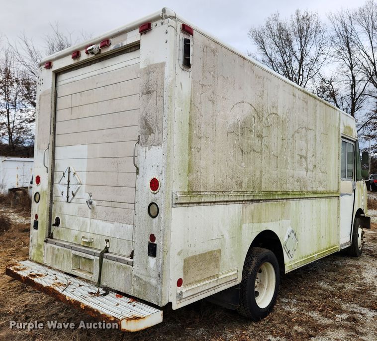 image for item KT9600 2000 Freightliner MT45  delivery van