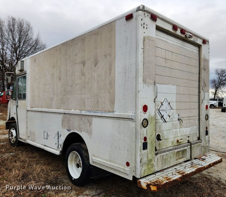 image for item KT9600 2000 Freightliner MT45  delivery van