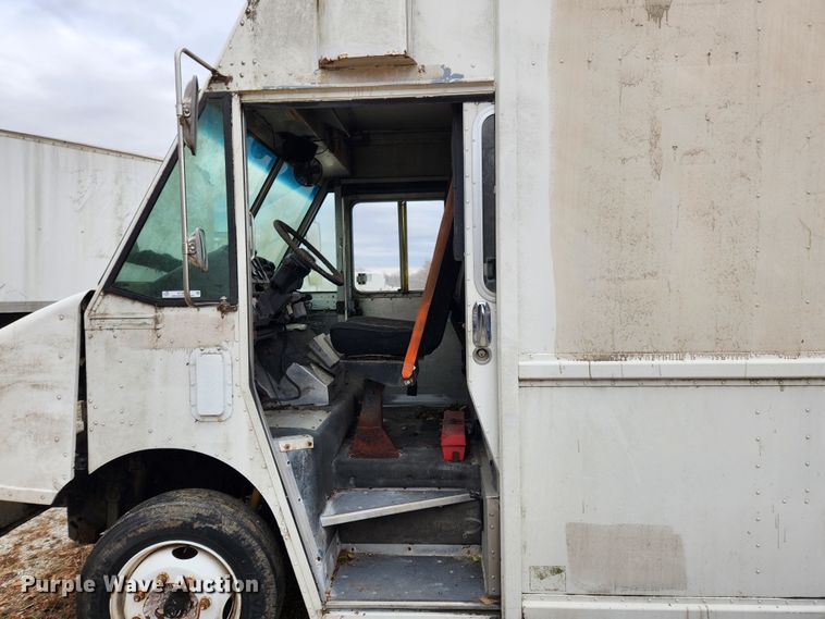 image for item KT9600 2000 Freightliner MT45  delivery van