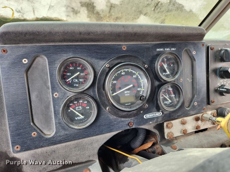 image for item KT9600 2000 Freightliner MT45  delivery van