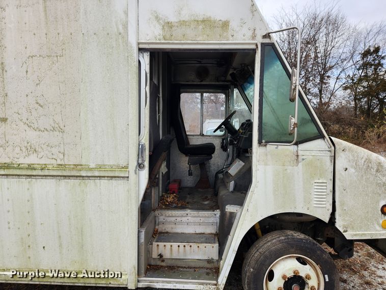 image for item KT9600 2000 Freightliner MT45  delivery van