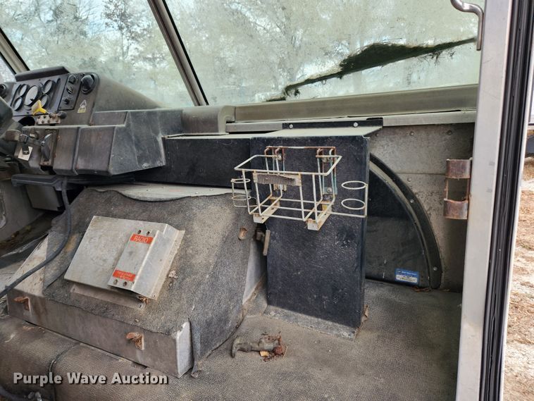 image for item KT9600 2000 Freightliner MT45  delivery van