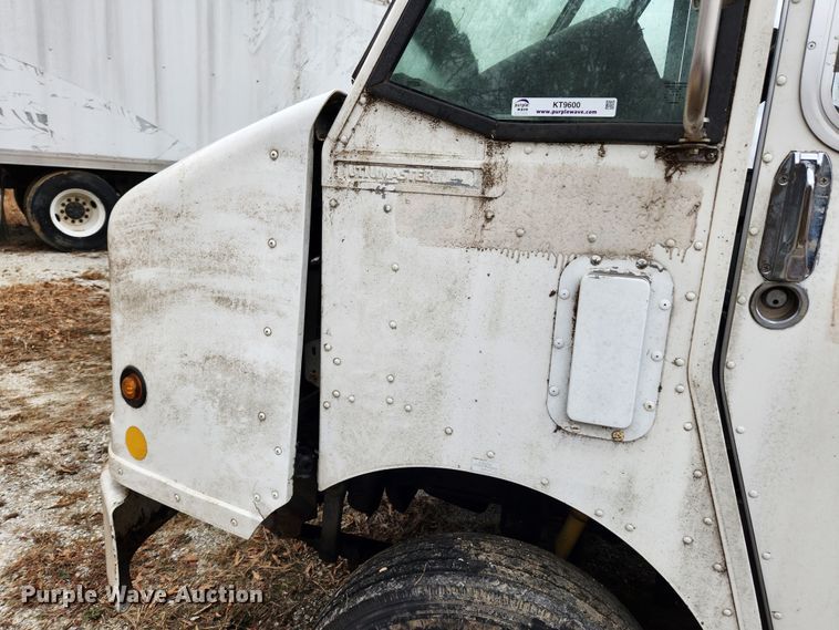 image for item KT9600 2000 Freightliner MT45  delivery van