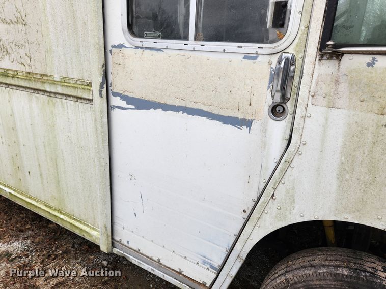 image for item KT9600 2000 Freightliner MT45  delivery van