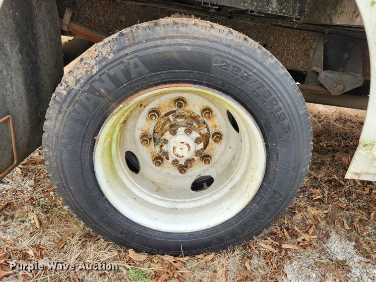 image for item KT9600 2000 Freightliner MT45  delivery van