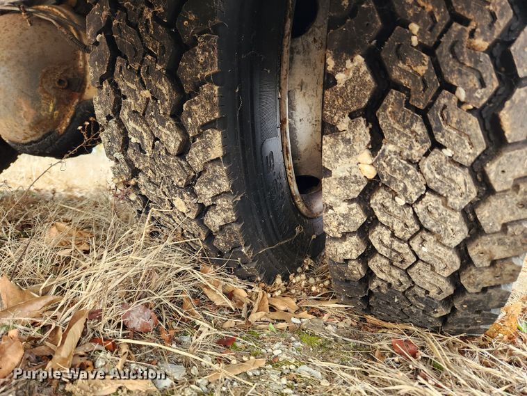 image for item KT9600 2000 Freightliner MT45  delivery van