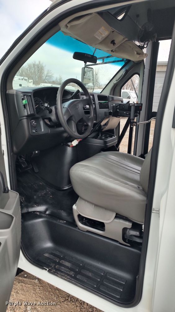 image for item LA9329 2004 Chevrolet Express G3500  school bus