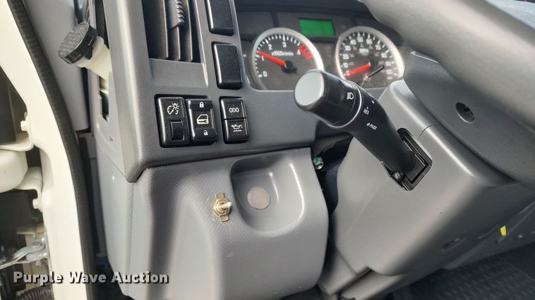 image for item LA9333 2013 Isuzu NPR  box truck