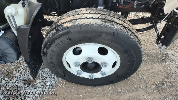 image for item LA9333 2013 Isuzu NPR  box truck