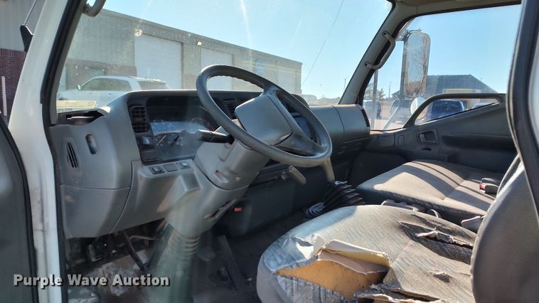 image for item LA9356 2000 Mitsubishi FUSO  box truck