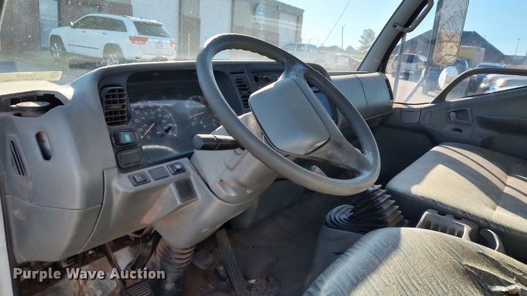 image for item LA9356 2000 Mitsubishi FUSO  box truck