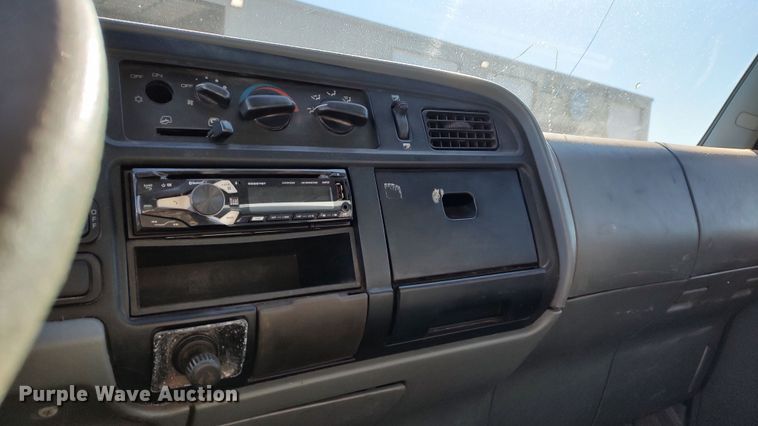 image for item LA9356 2000 Mitsubishi FUSO  box truck