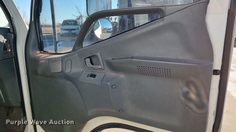 image for item LA9356 2000 Mitsubishi FUSO  box truck