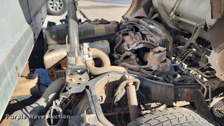 image for item LA9356 2000 Mitsubishi FUSO  box truck