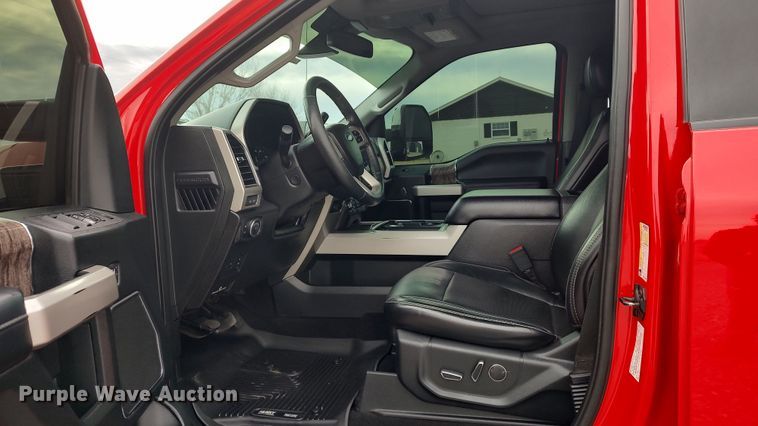 image for item LA9370 2019 Ford F350 Lariat Super Duty  Crew Cab pickup truck