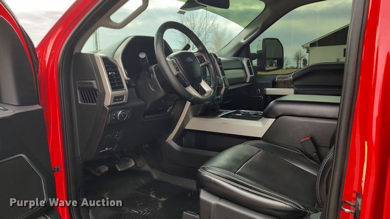 image for item LA9370 2019 Ford F350 Lariat Super Duty  Crew Cab pickup truck