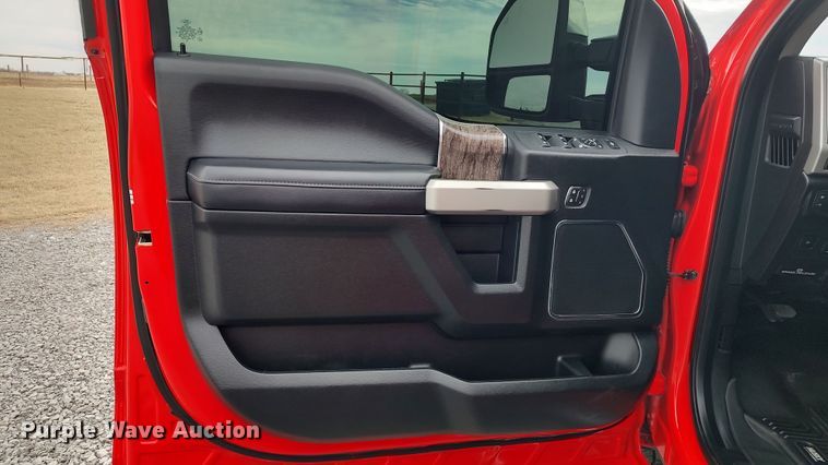 image for item LA9370 2019 Ford F350 Lariat Super Duty  Crew Cab pickup truck