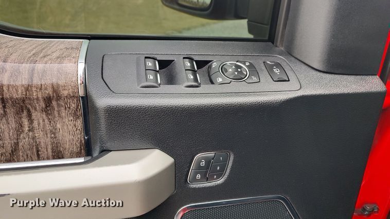 image for item LA9370 2019 Ford F350 Lariat Super Duty  Crew Cab pickup truck