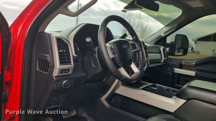 image for item LA9370 2019 Ford F350 Lariat Super Duty  Crew Cab pickup truck