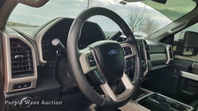 image for item LA9370 2019 Ford F350 Lariat Super Duty  Crew Cab pickup truck