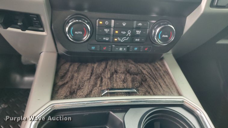 image for item LA9370 2019 Ford F350 Lariat Super Duty  Crew Cab pickup truck