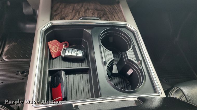 image for item LA9370 2019 Ford F350 Lariat Super Duty  Crew Cab pickup truck