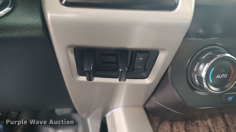 image for item LA9370 2019 Ford F350 Lariat Super Duty  Crew Cab pickup truck